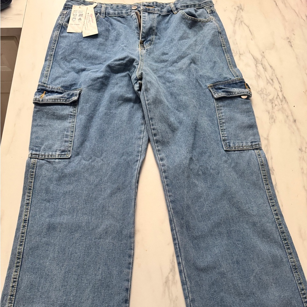 Light wash cargo jeans *BRANDNEW